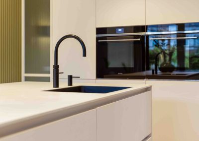 Keukens Assen luxe-witte-keuken-zwarte-kraan